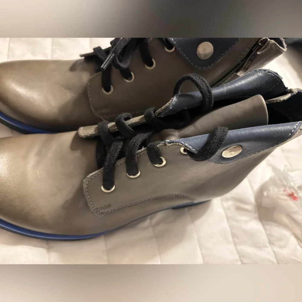 V Italia Women's Ankle Bootie Gray with Blue Leather Size 36 In EUC‎ No Box